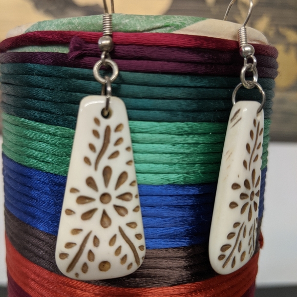 Carved bone 2in. Drop, floral design - Picture 2 of 3